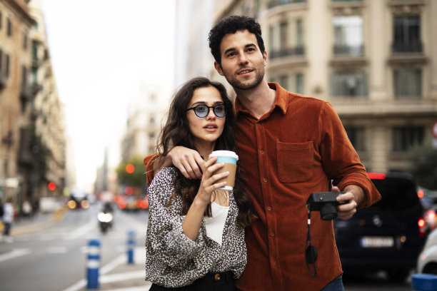 旅行夫妇用相机拍照。图片下载