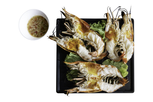 白底黑盘烤鲜大虾，夹道图片下载