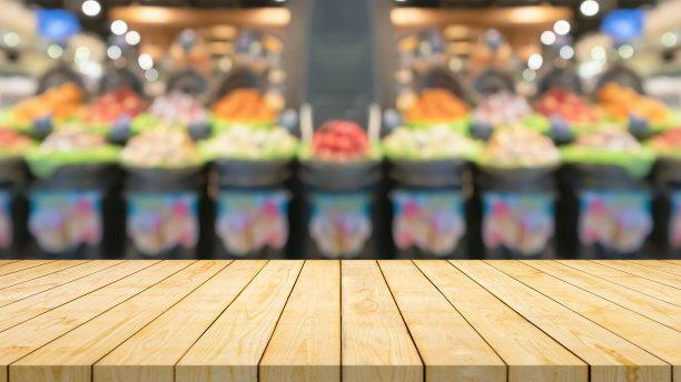 空的木头桌面模糊的水果篮子超市杂货店的背景图片下载