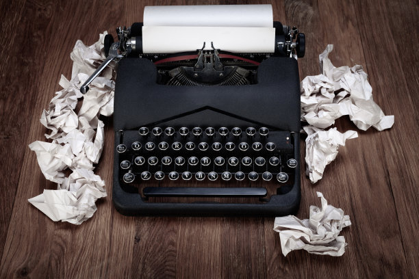 复古的老式打字机，桌上放着皱巴巴的纸图片下载