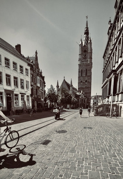 比利时根特，1999年被联合国教科文组织列为世界文化遗产的根特钟楼矗立在鹅卵石街道的远处。图片下载
