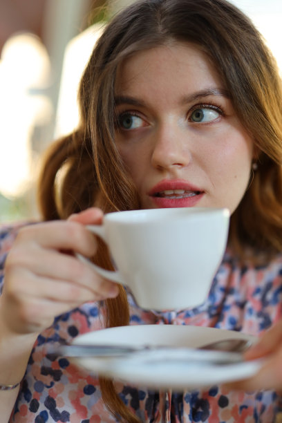 手捧咖啡或茶杯的女人面部特写图片下载