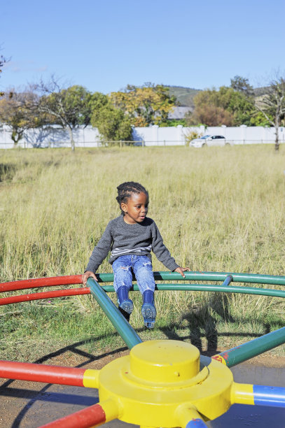 在公园里荡秋千的孩子图片下载