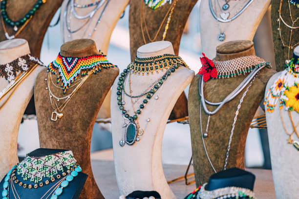 跳蚤市场上的人造珠宝、珠子和手镯正在出售。图片下载