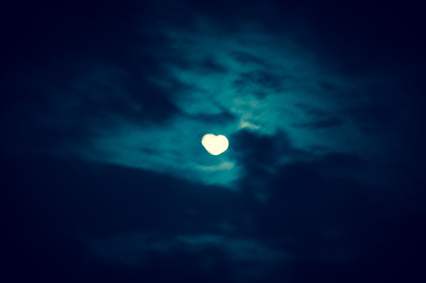 模糊抽象的心形月亮背景照片图片下载