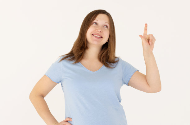 美丽的白人女人期待着一个肚子朝上的孩子。兴奋而快乐。第一。图片下载