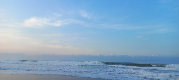 海浪与多云的蓝天背景图片下载