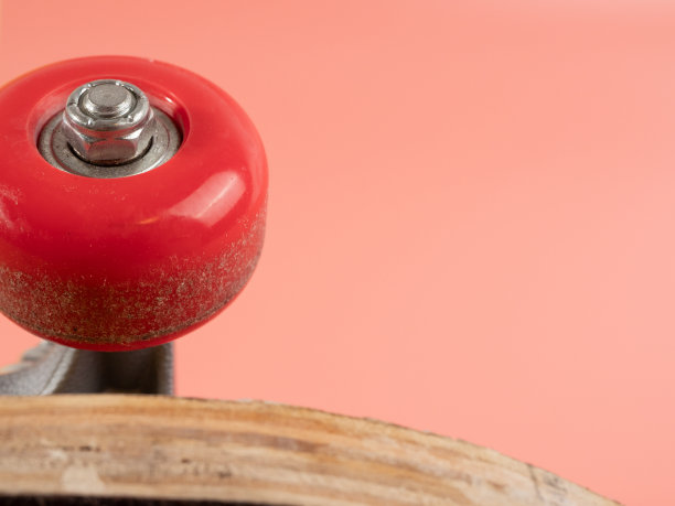 粉红色背景的滑板。图片下载