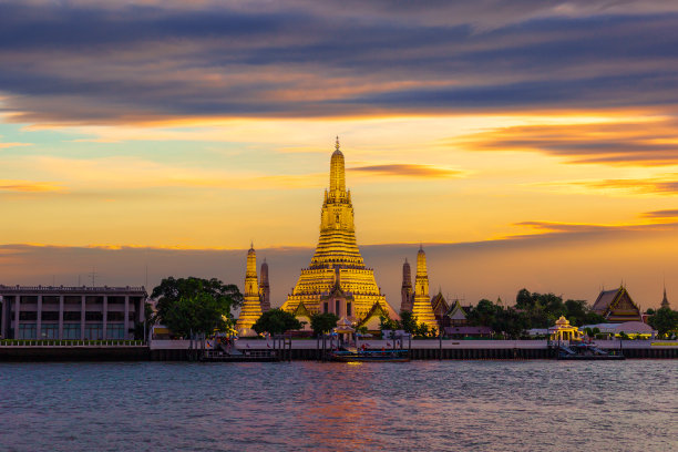 Wat Arun Ratchawararam Ratchaworamahawihan，它的美丽和亮点是位于湄南河上的Prang。是泰国语图片下载