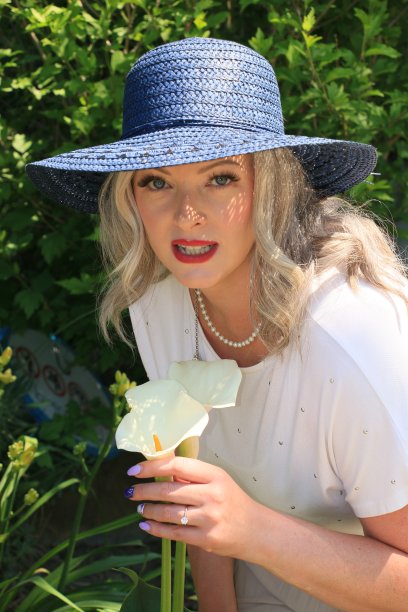 拿着马蹄莲图片下载