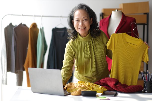 退休女性小企业主，她是裁缝和时装设计师。中小企业创业女性正在做直播出售她的衣服和商品。图片下载