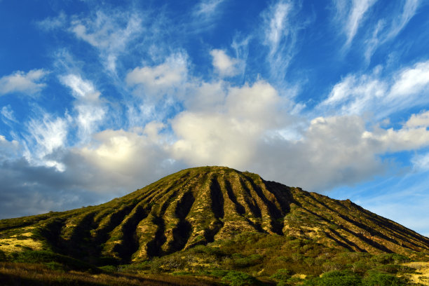 科科火山口-侵蚀的火山斜坡和戏剧性的天空，夏威夷欧胡岛檀香山图片下载