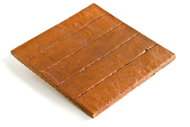 白色背景上孤立的红色瓷砖图片下载