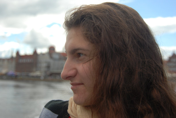 一个年轻女子的特写肖像图片下载