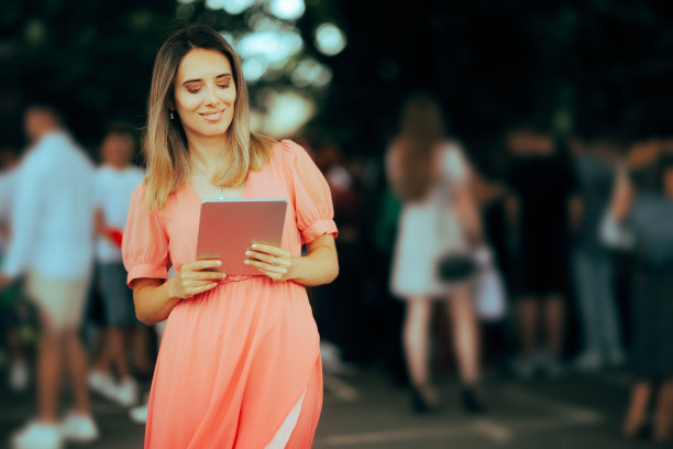 美丽的除草策划人拿着平板电脑在外面图片下载