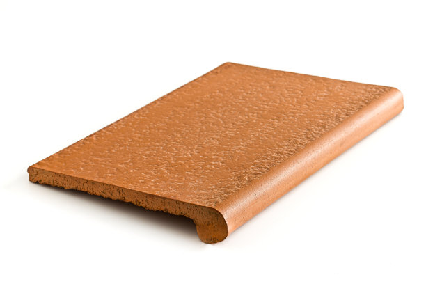 白色背景上孤立的红色瓷砖图片下载