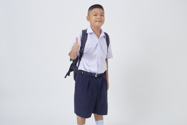 亚洲学生的肖像在白色背景上穿制服图片下载
