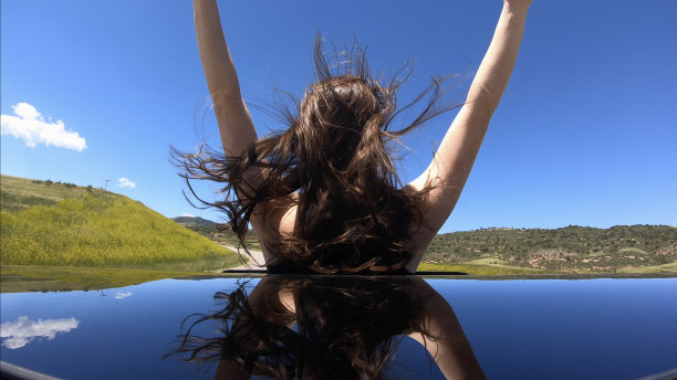 年轻女子自驾游图片下载