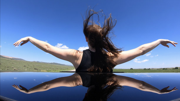 年轻女子自驾游图片下载