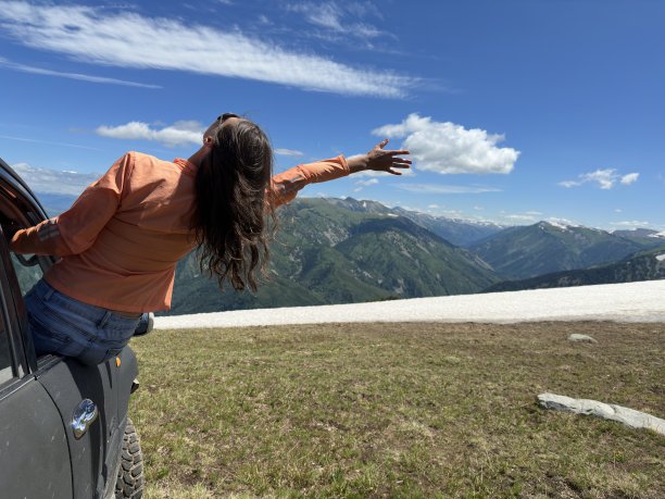 女孩从车窗向外挥手图片下载