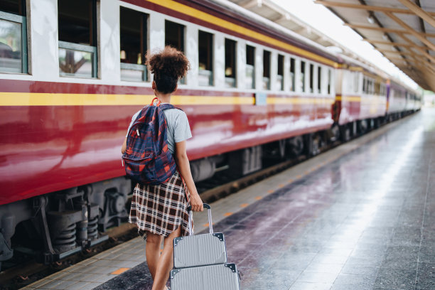 图为，在火车站候车的非裔美国人脸上洋溢着喜悦的表情。图片下载