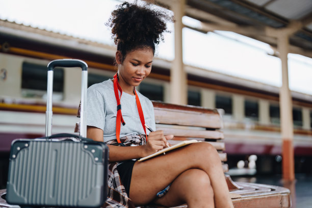 图为，在火车站候车的非裔美国人脸上洋溢着喜悦的表情。图片下载