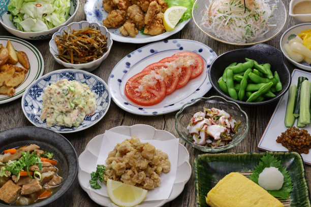 居酒屋的流行菜单。居酒屋是一家日式平价餐厅。图片下载