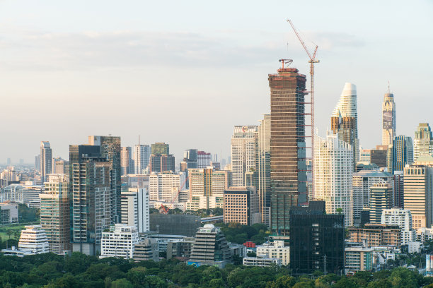 现代办公大楼和酒店与城市的树木公园图片下载