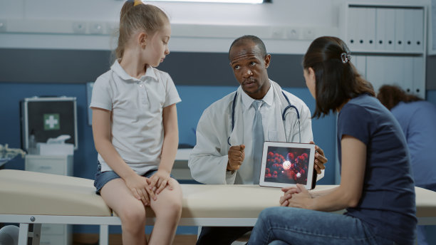 非裔美国医生指着平板电脑上的病毒动画图片下载