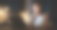美丽的正宗亚洲女人坐在舒适的厨房里的桌子上，晚上在家使用笔记本电脑。女性在社交媒体上微笑聊天、网购、看新闻图片下载