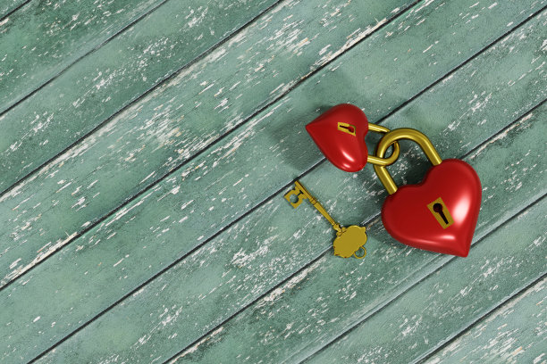 木制背景的红色情人节心形钥匙孔和金钥匙。三维渲染图片下载
