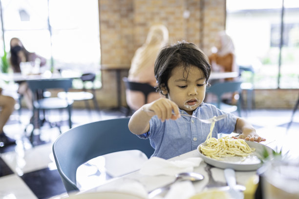 可爱的马来男孩在当地一家餐厅享用午餐图片下载