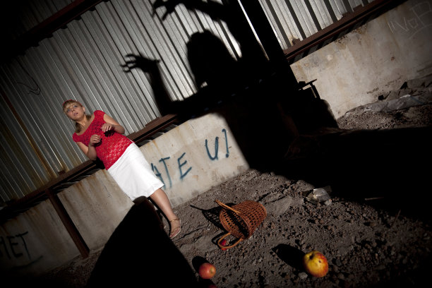 年轻女子面临威胁图片下载