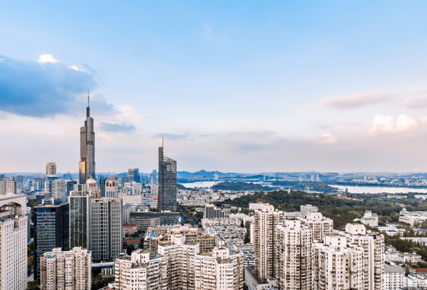 紫丰塔和黄昏时分的南京城市天际线，江苏省，中国图片下载