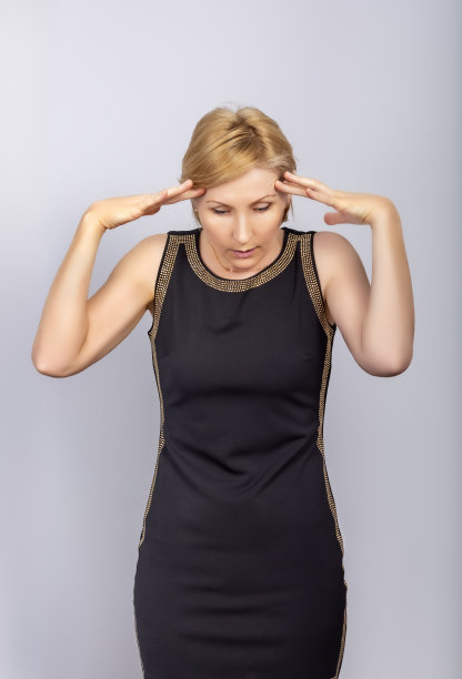 那个女人用手指顶着头，惊恐地低下头图片下载