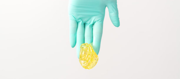 黄糖膏在手脱毛高手。微笑的美容师持有蜡脱毛在白色的背景。拔毛的概念。图片下载