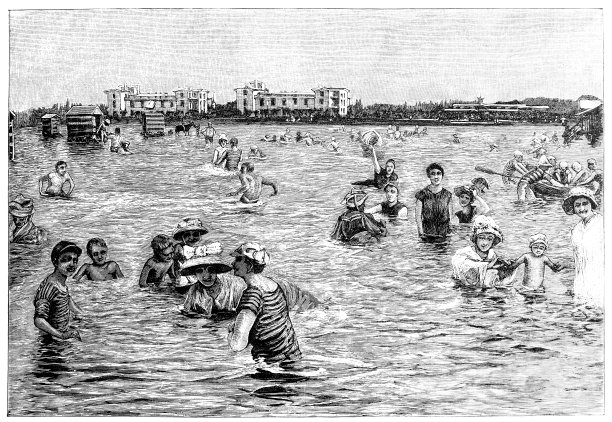 在西福克的巴拉顿湖游泳和玩耍的人们图片下载