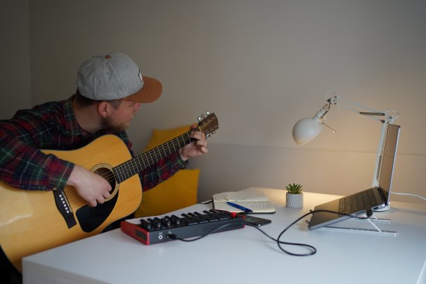 男吉他老师领导在线课堂通过视频电话从家庭音乐工作室图片下载