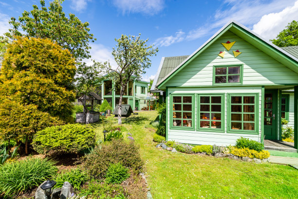 拥有美丽花园的宅基地图片下载