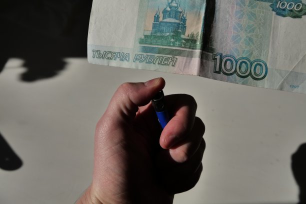 俄罗斯卢布钞票被点燃图片下载