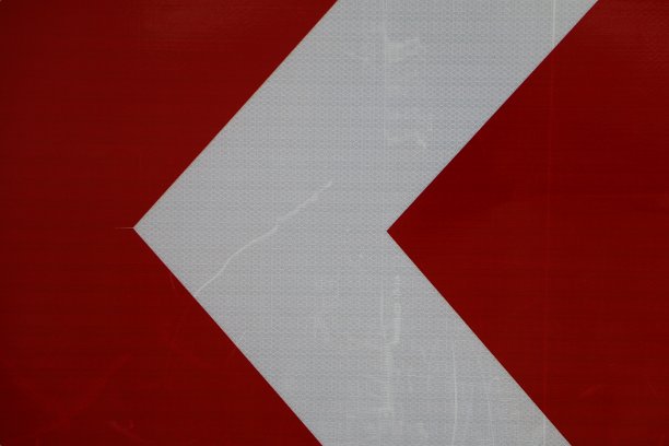 左急转弯警告标志的后照图片下载