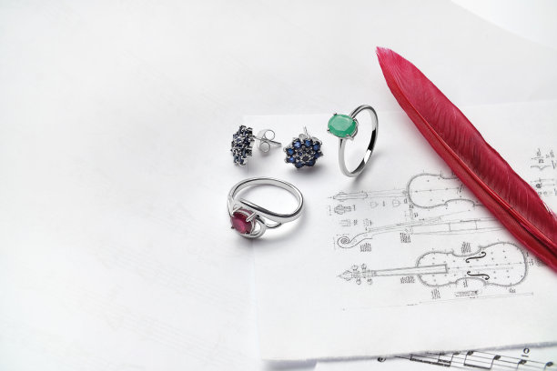 优雅的珠宝套装。镶有宝石的珠宝。首饰配件拼贴。产品静物概念。戒指、项链和耳环。图片下载