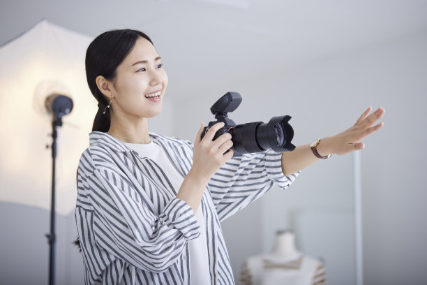 日本年轻的女摄影师图片下载