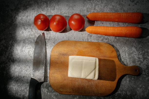 豆腐、胡萝卜等暴露在阳光下图片下载