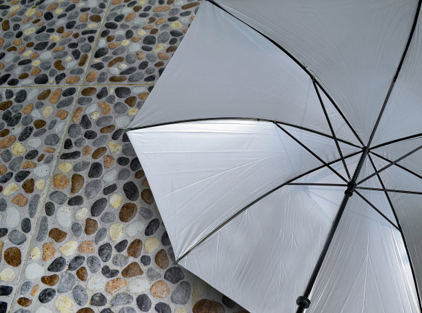 把伞放在地板上图片下载