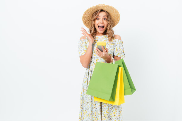 非常兴奋的年轻女子穿着时尚的春装图片下载