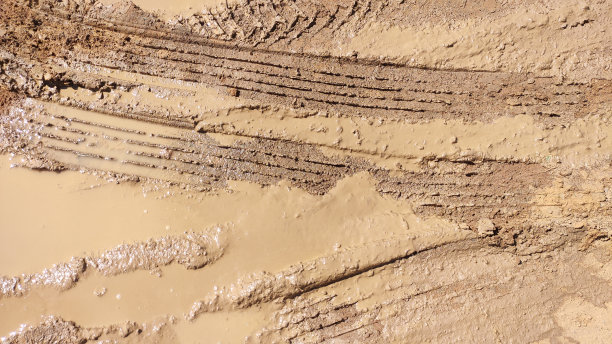 泥泞路上的轮胎印。图片下载