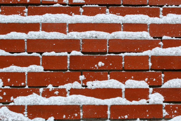 红色砖墙的纹理被雪覆盖图片下载