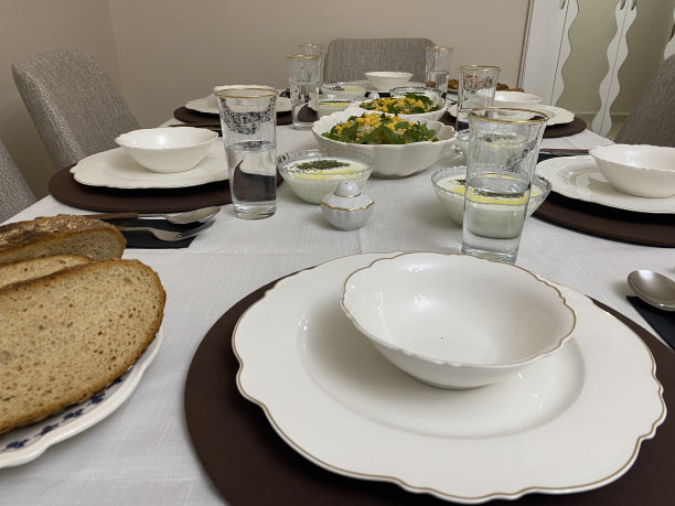 餐桌上的瓷盘子、叉子和勺子图片下载