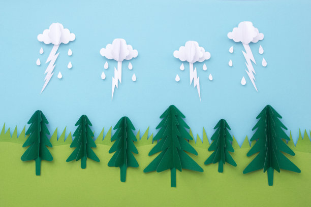 天空中有云，有雨滴，树上有闪电。图片下载